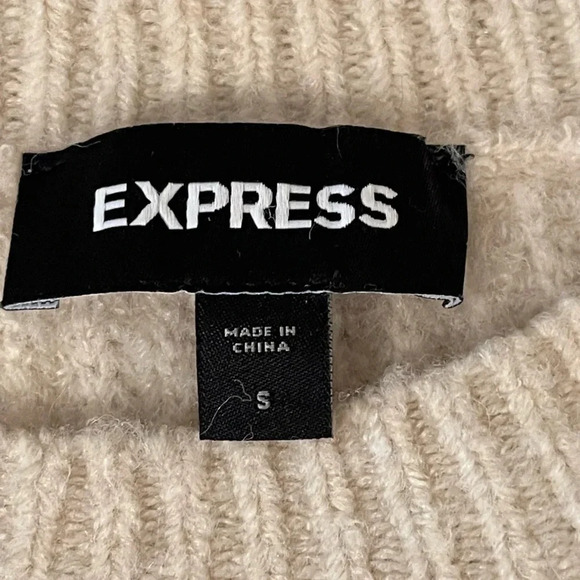 EXPRESS Cozy Capped Sleeve Crew Neck Sweater. - Picture 9 of 11